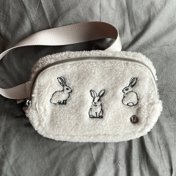 Rare BNWT Lululemon New Year Everywhere Belt Bag 1L Fleece Rabbit - Picture 7 of 12